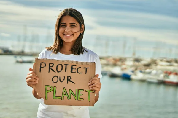 Молодая Латиноамериканка Улыбкой Руках Защищает Флаг Планеты Пляже — стоковое фото