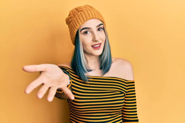 Menina Moderna Usando Chapéu Sorrindo Amigável Oferecendo Aperto Mão Como — Fotografia de Stock