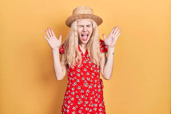 腕を上げ 興奮叫んで目を閉じて成功のために狂気と狂気を祝う夏の帽子をかぶって金髪の髪を持つ美しい白人女性 勝者のコンセプト — ストック写真