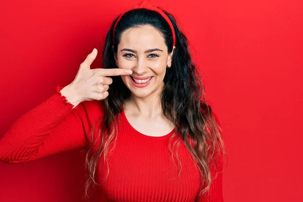 Молода Іспаномовна Жінка Носить Повсякденний Одяг Вказуючи Ручним Пальцем Обличчя — стокове фото