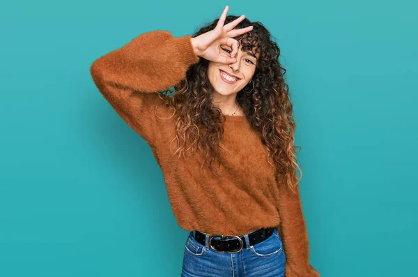 Joven Chica Hispana Usando Ropa Casual Sonriendo Feliz Haciendo Signo —  Fotos de Stock