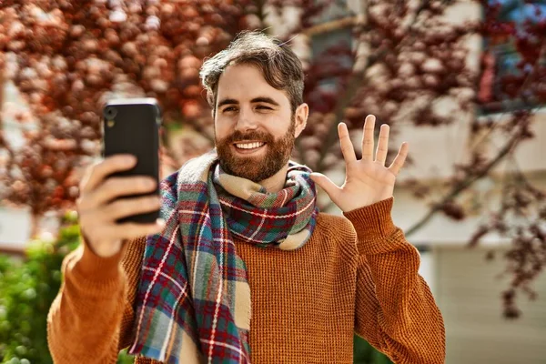 Caucásico Hombre Con Barba Haciendo Videollamada Saludando Teléfono Aire Libre —  Fotos de Stock