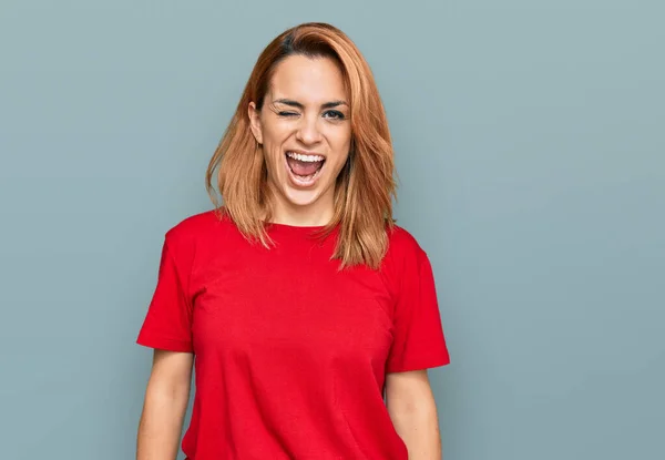 Spaanse Jonge Vrouw Dragen Casual Rood Shirt Knipogen Naar Camera — Stockfoto