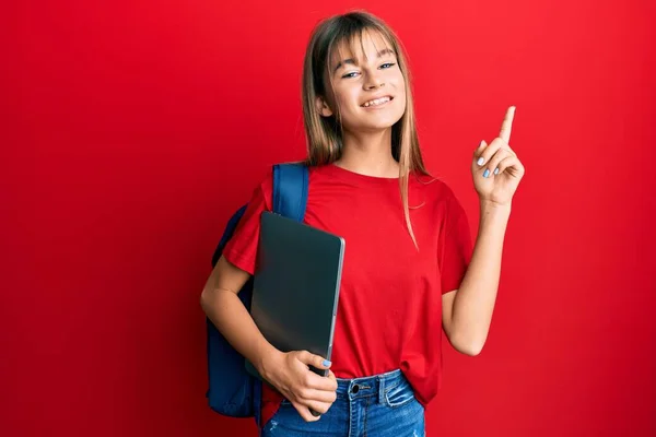 Adolescente Caucásico Chica Usando Estudiante Mochila Sosteniendo Computadora Portátil Sonriendo —  Fotos de Stock