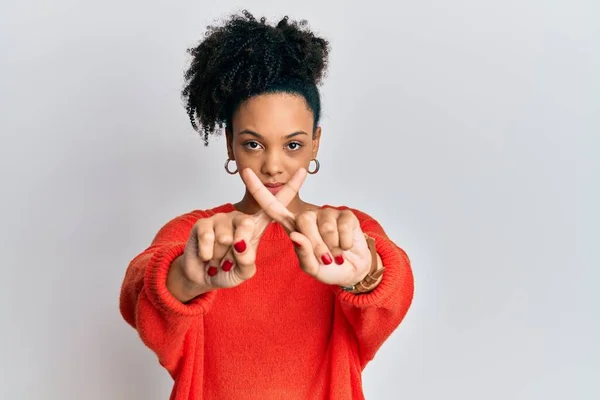 Νεαρή Αφροαμερικανή Που Φοράει Καθημερινά Ρούχα Έκφραση Απόρριψης Σταυρώνουν Δάχτυλα — Φωτογραφία Αρχείου