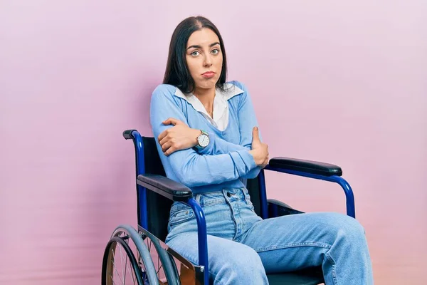 Krásná Žena Modrýma Očima Sedí Invalidním Vozíku Třesoucí Mrznoucí Pro — Stock fotografie