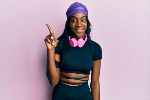 Genç Afro Amerikalı Kadın Spor Kıyafetleri Giyiyor Kulaklık Takıyor Bir — Stok fotoğraf