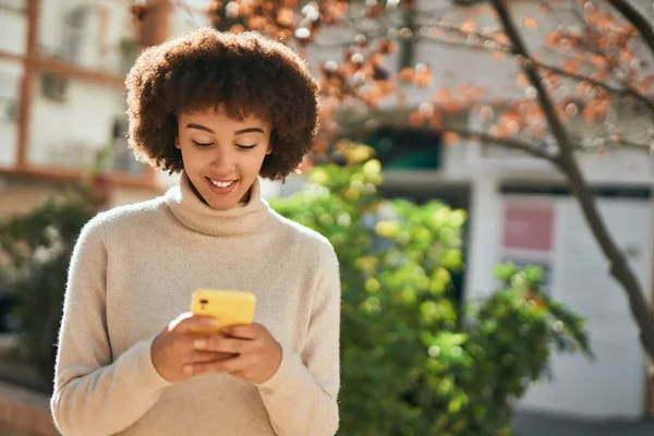 Menina Hispânica Jovem Sorrindo Feliz Usando Smartphone Cidade — Fotografia de Stock