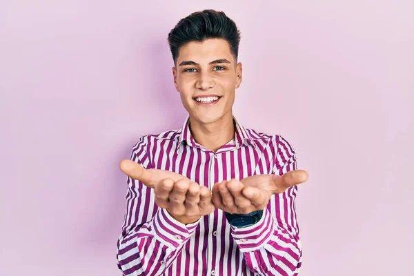 Jonge Latijns Amerikaanse Man Casual Kleding Glimlachend Met Handen Palmen — Stockfoto