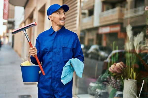 Jovem Homem Lavador Vidro Caucasiano Sorrindo Feliz Cidade — Fotografia de Stock