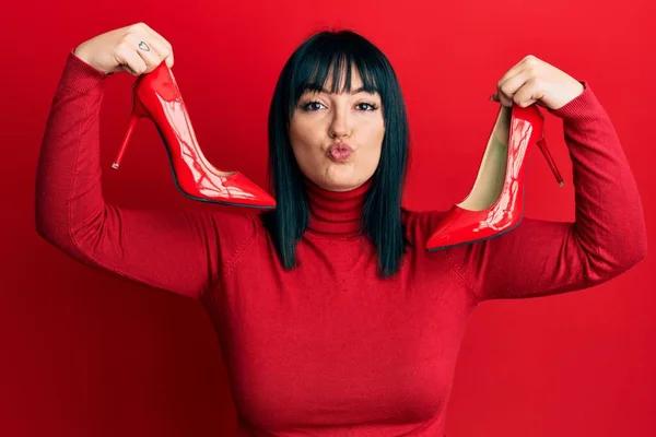 Mulher Hispânica Jovem Segurando Saltos Vermelhos Elegantes Olhando Para Câmera — Fotografia de Stock