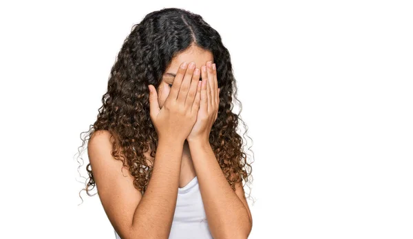 Teenager Hispánská Dívka Sobě Ležérní Oblečení Smutným Výrazem Zakrývající Tvář — Stock fotografie