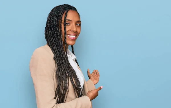 Afrikansk Amerikansk Kvinna Bär Business Jacka Inbjudande Att Komma Ler — Stockfoto