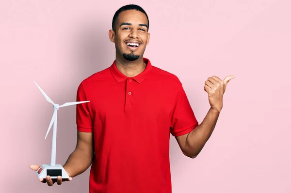 Jonge Afrikaans Amerikaanse Man Houdt Zonnemolen Voor Hernieuwbare Elektriciteit Wijzen — Stockfoto