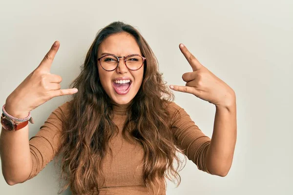 Chica Hispana Joven Con Ropa Casual Gafas Gritando Con Expresión —  Fotos de Stock