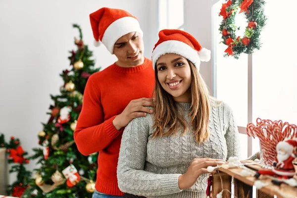 Casal Jovem Sorrindo Feliz Usando Chapéu Natal Com Sorriso Rosto — Fotografia de Stock