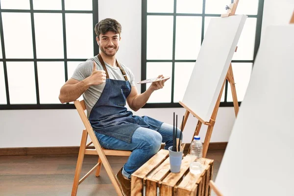 Jovem Hispânico Homem Pintura Estúdio Arte Sorrindo Feliz Positivo Polegar — Fotografia de Stock