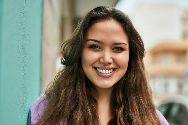 Jovem Hispânica Sorrindo Feliz Cidade — Fotografia de Stock