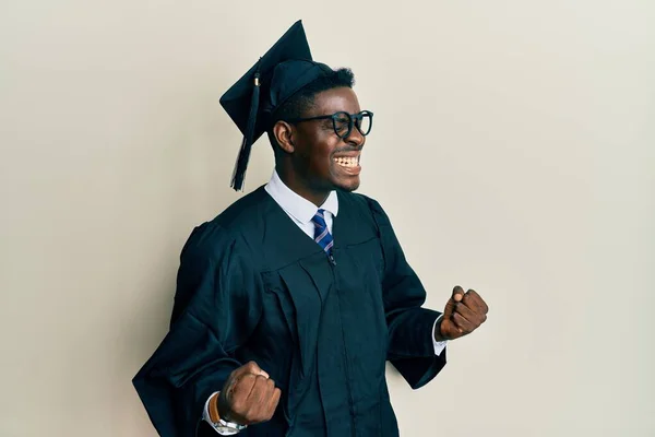 Beau Homme Noir Portant Casquette Graduation Robe Cérémonie Très Heureux — Photo