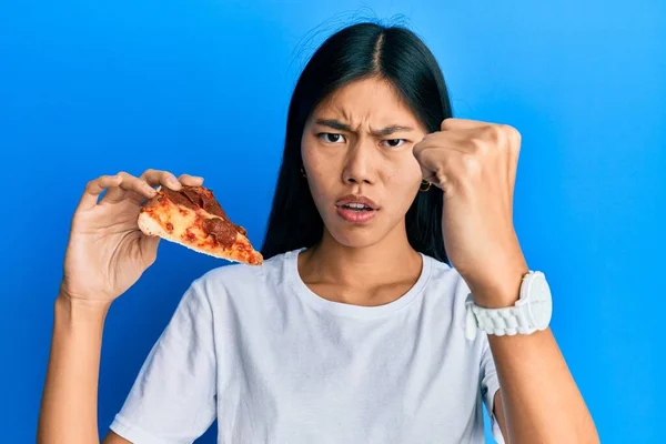 Jovem Chinesa Comendo Pizza Pepperoni Saboroso Irritado Frustrado Gritando Com — Fotografia de Stock