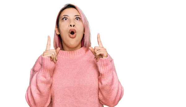 Mujer Hispana Pelo Rosa Con Suéter Casual Invierno Asombrada Sorprendida —  Fotos de Stock