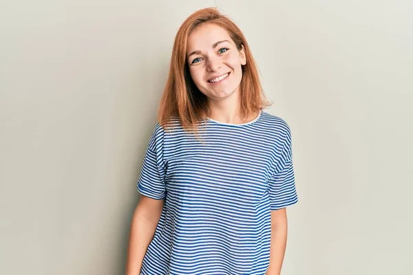 Mujer Caucásica Joven Que Usa Ropa Casual Con Una Sonrisa —  Fotos de Stock