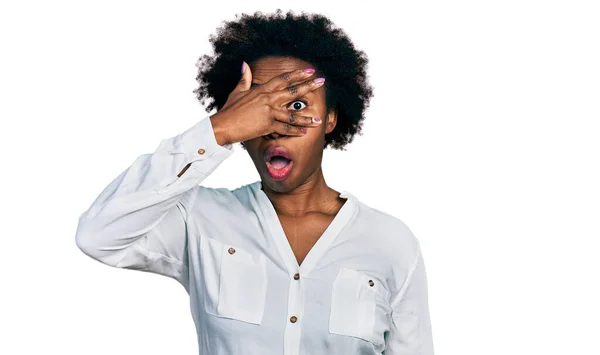 Afrikansk Amerikansk Kvinna Med Afro Hår Bär Casual Vit Skjorta — Stockfoto