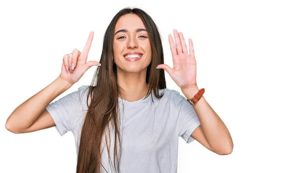 Mladý Hispánec Dívka Sobě Ležérní Bílé Tričko Ukazuje Ukazuje Prsty — Stock fotografie
