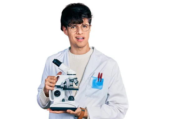 Bel Giovanotto Hipster Che Indossa Camice Laboratorio Con Microscopio Dall — Foto Stock