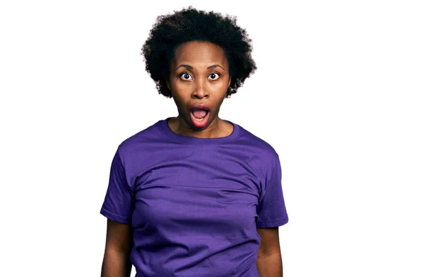 Donna Afro Americana Con Capelli Afro Indossa Casual Shirt Viola — Foto Stock