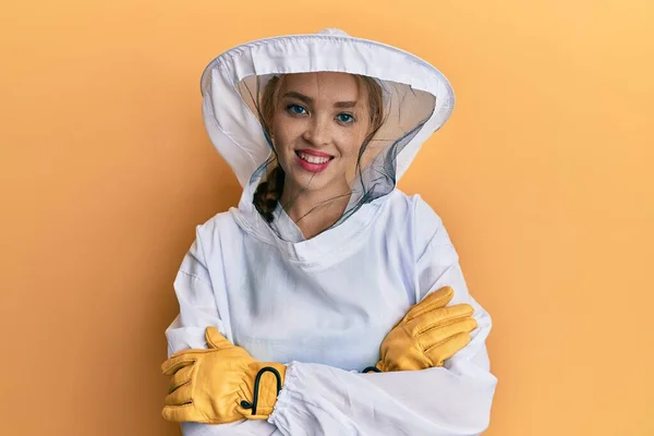 Bella Donna Caucasica Bionda Che Indossa Protettivo Apicoltore Uniforme Volto — Foto Stock