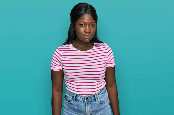 Mujer Joven Africana Que Usa Una Camiseta Rayas Casual Deprimida —  Fotos de Stock