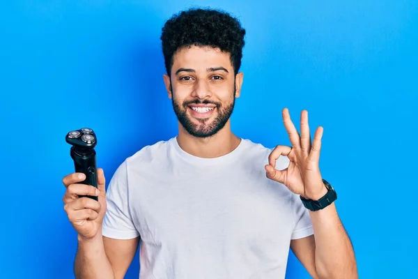 Ung Arabisk Man Med Skägg Håller Elektrisk Rakapparat Gör Tecken — Stockfoto