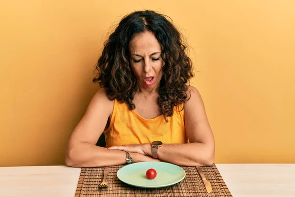 Mulher Meia Idade Bonita Uma Dieta Rosto Choque Olhando Cético — Fotografia de Stock