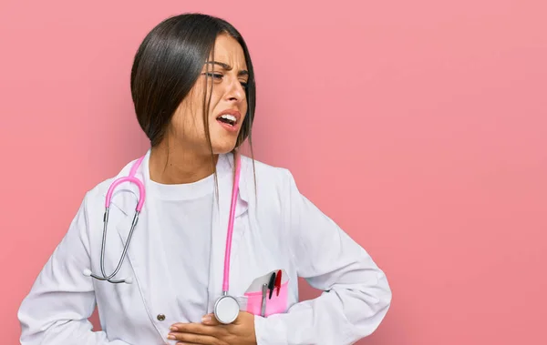 Vacker Latinamerikansk Kvinna Klädd Läkaruniform Och Stetoskop Med Handen Magen — Stockfoto