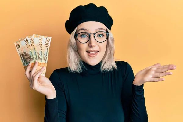 Norveç Kronu Banknotları Tutan Genç Sarışın Kız Başarıyı Mutlu Bir — Stok fotoğraf