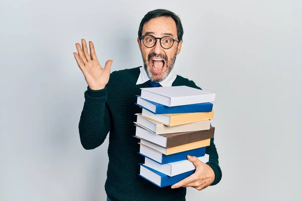 Homem Hispânico Meia Idade Segurando Uma Pilha Livros Celebrando Louco — Fotografia de Stock
