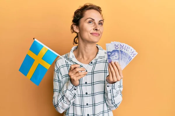 Jonge Brunette Vrouw Met Zweedse Vlag Krone Bankbiljetten Glimlachen Naar — Stockfoto