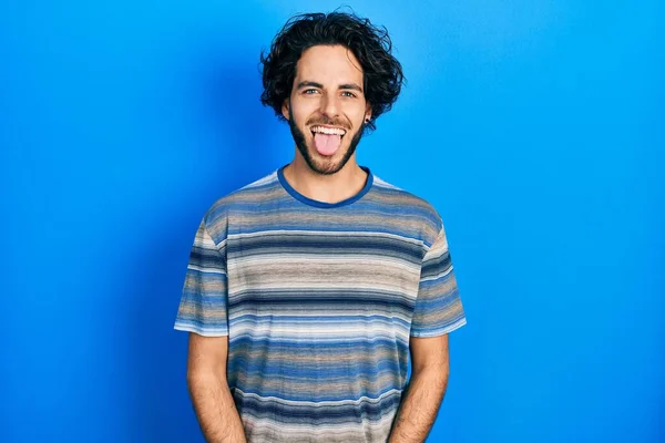 Bonito Homem Hispânico Vestindo Roupas Casuais Sobre Fundo Rosa Furando — Fotografia de Stock