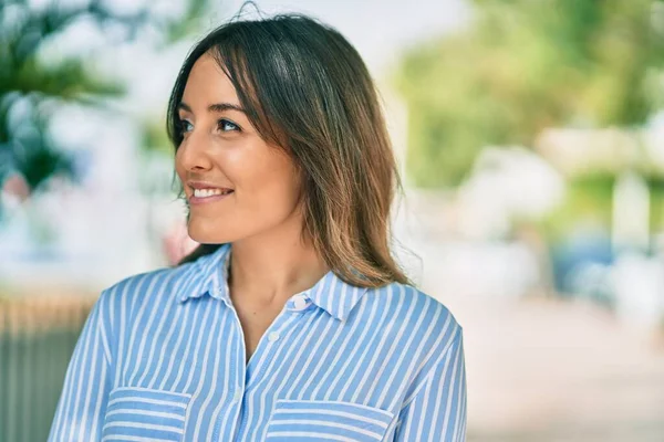 Joven Mujer Hispana Sonriendo Feliz Pie Parque —  Fotos de Stock