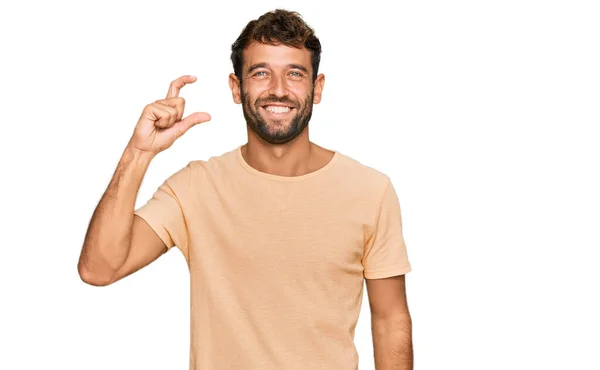 Beau Jeune Homme Barbe Portant Shirt Décontracté Geste Souriant Confiant — Photo