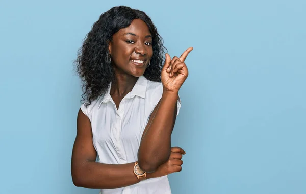 Hermosa Mujer Joven Africana Con Ropa Casual Con Una Gran — Foto de Stock