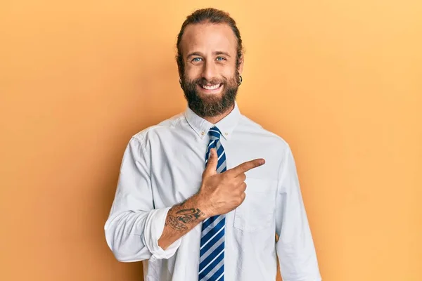 Homem Bonito Com Barba Cabelos Longos Vestindo Roupas Negócios Alegre — Fotografia de Stock