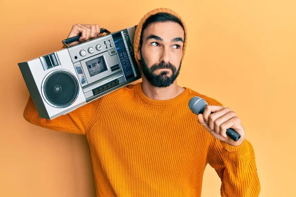 Jovem Hispânico Segurando Boombox Ouvindo Música Cantando Com Microfone Sorrindo — Fotografia de Stock