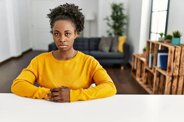 Jovem Afro Americana Vestindo Roupas Casuais Sentada Mesa Casa Cético — Fotografia de Stock