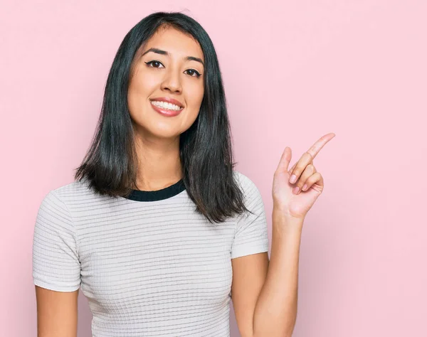 Vacker Asiatisk Ung Kvinna Bär Casual Vit Shirt Med Ett — Stockfoto