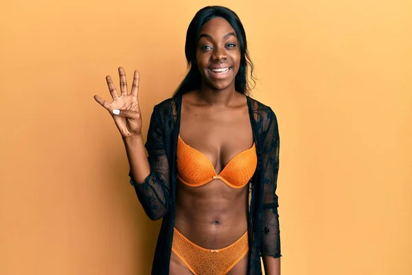 Νεαρή Αφροαμερικανή Γυναίκα Εσώρουχα Που Δείχνει Και Δείχνει Δάχτυλα Νούμερο — Φωτογραφία Αρχείου