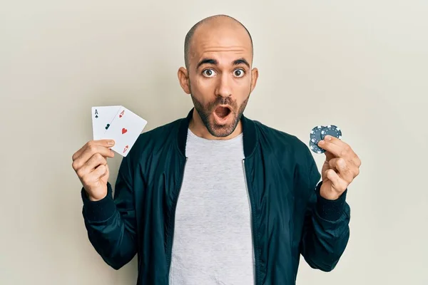 Jovem Hispânico Jogando Poker Segurando Cartas Casino Fichas Com Medo — Fotografia de Stock
