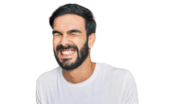 Joven Hombre Hispano Vistiendo Camiseta Blanca Casual Muy Feliz Emocionado —  Fotos de Stock