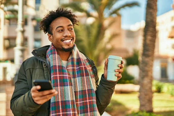 Ung Afrikansk Amerikansk Man Använder Smartphone Och Dricka Kaffe Staden — Stockfoto